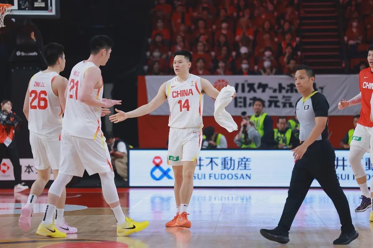 11分绝境逆转！李弘权+21正负值暗藏玄机，中国男篮赢在哪？